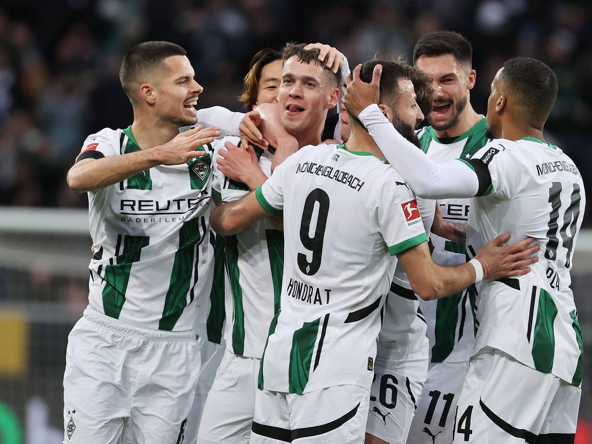 Die Spieler von Borussia Mönchengladbach jubeln im Spiel bei der TSG Hoffenheim.