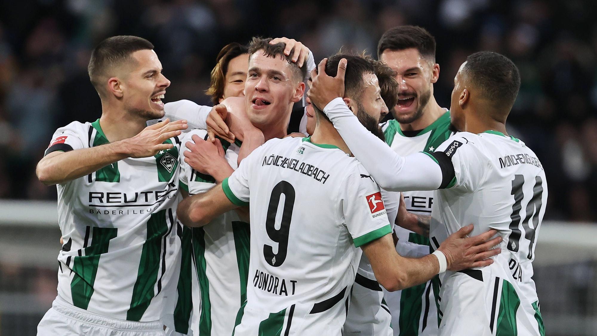 Die Spieler von Borussia Mönchengladbach jubeln im Spiel bei der TSG Hoffenheim.