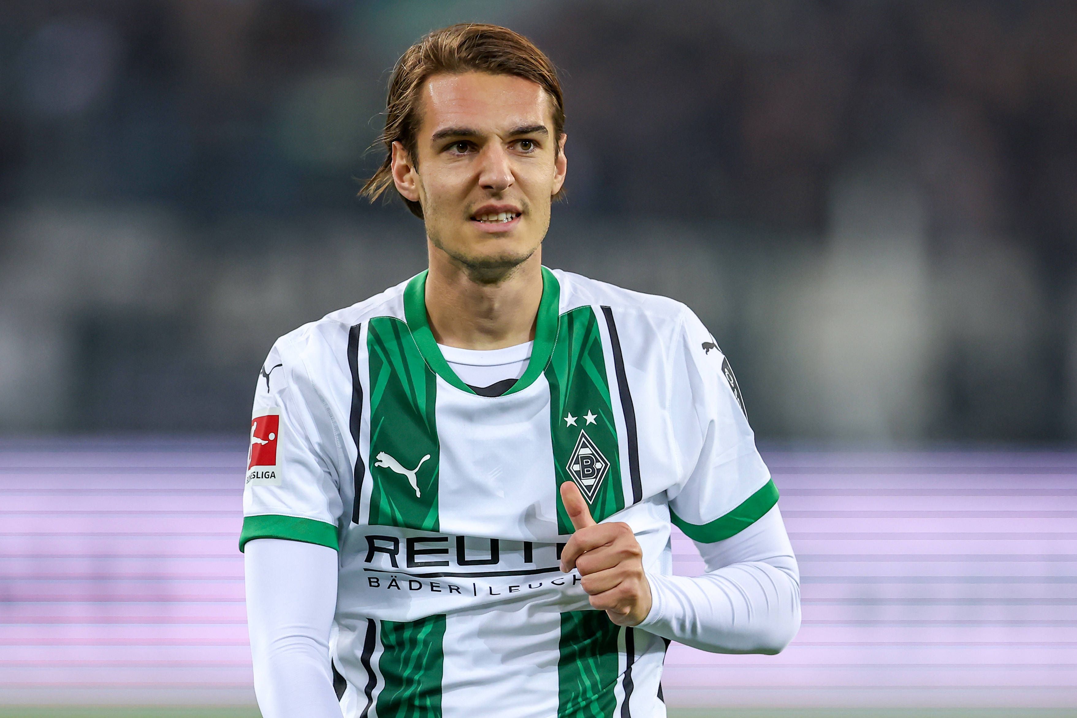 Borussia Mönchengladbachs Florian Neuhaus verzieht im Bundesliga-Spiel gegen Werder Bremen das Gesicht.