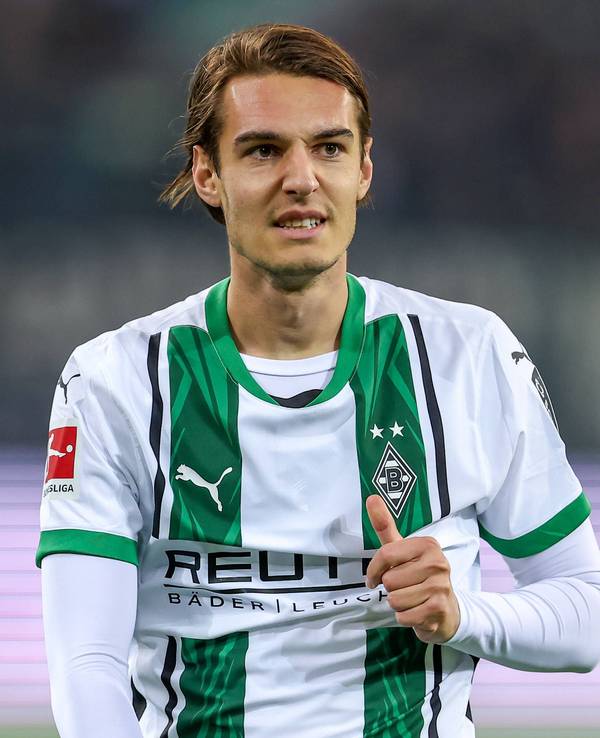 Borussia Mönchengladbachs Florian Neuhaus verzieht im Bundesliga-Spiel gegen Werder Bremen das Gesicht.