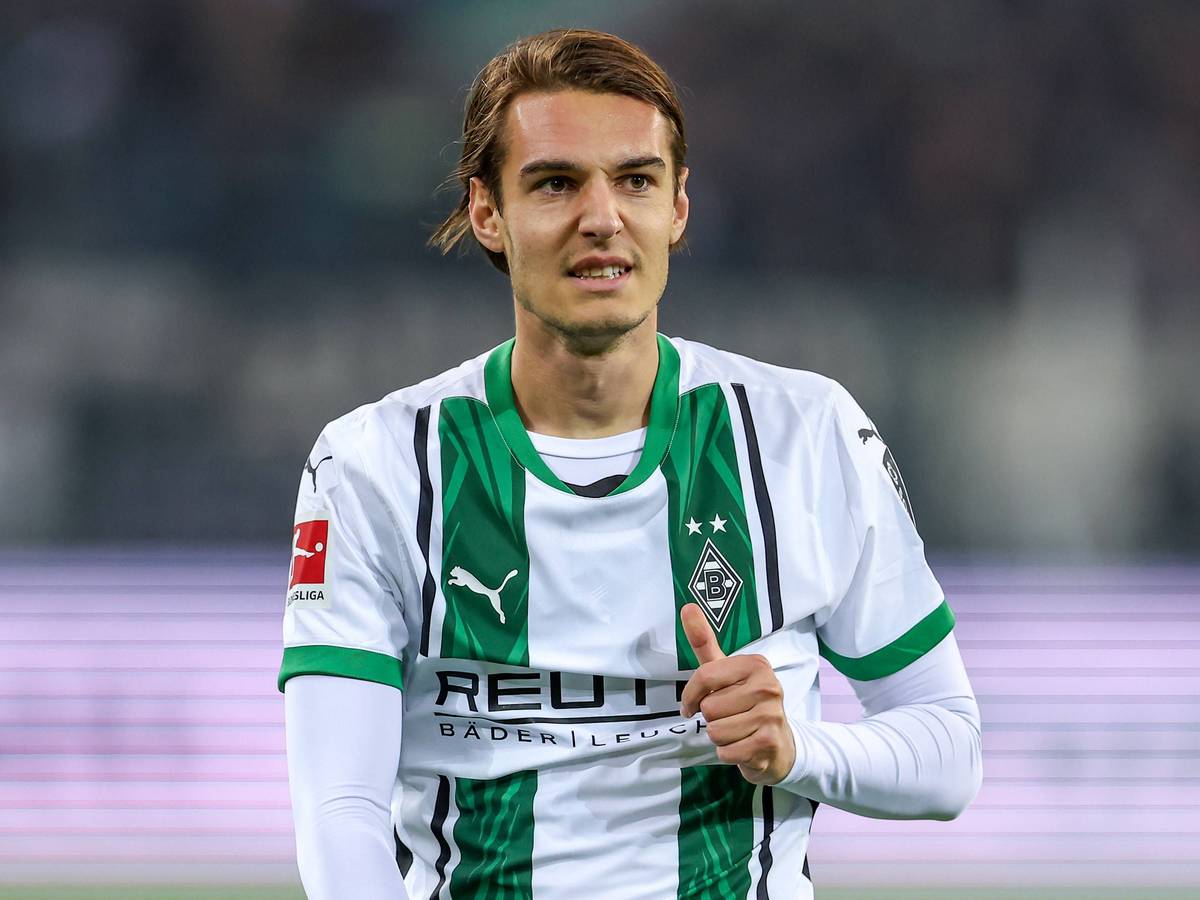 Borussia Mönchengladbachs Florian Neuhaus verzieht im Bundesliga-Spiel gegen Werder Bremen das Gesicht.