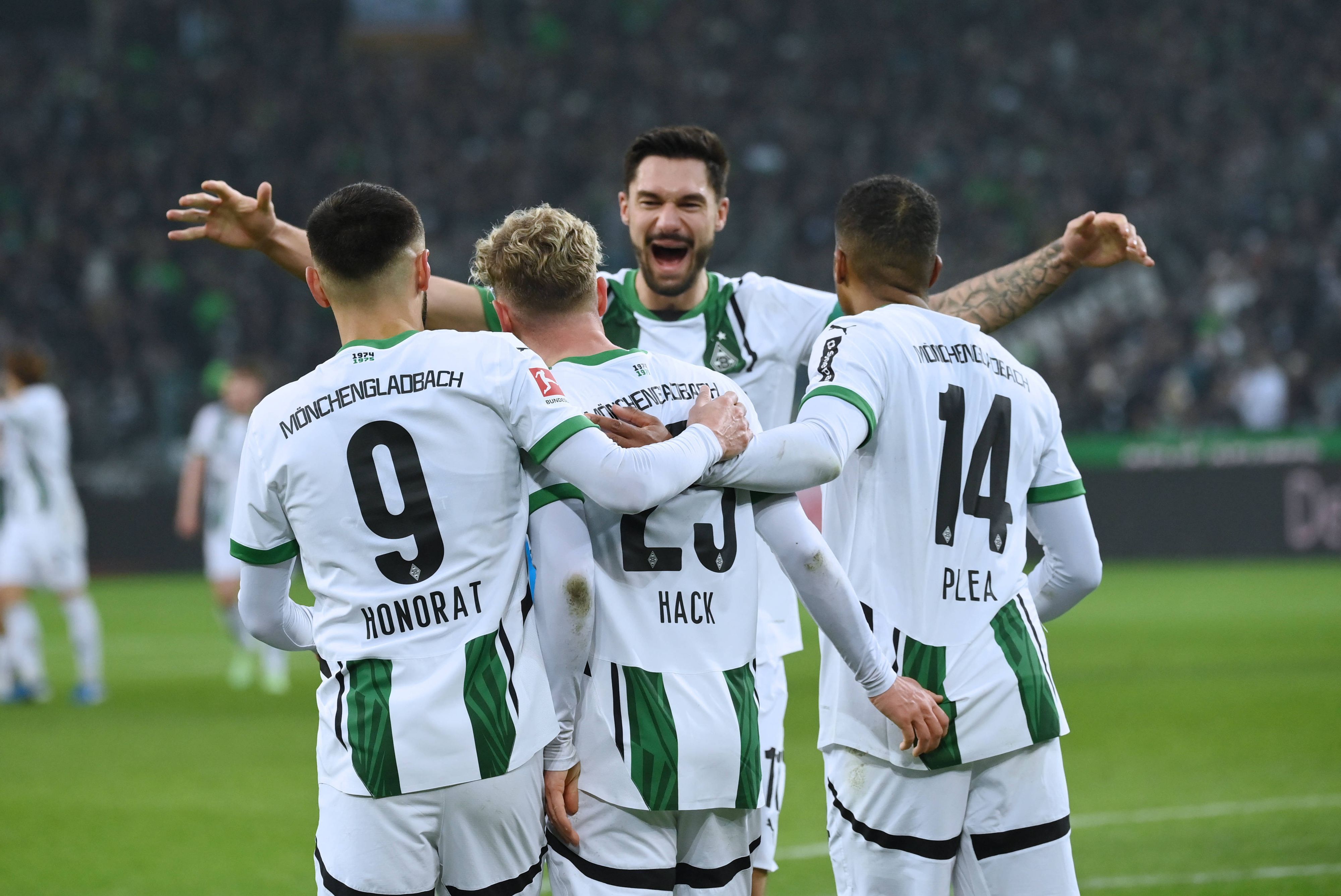 Die Profis von Borussia Mönchengladbach jubeln gemeinsam im Bundesliga-Spiel gegen Holstein Kiel über das 2:0 von Robin Hack.