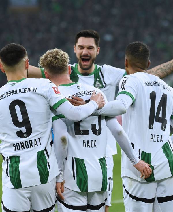 Die Profis von Borussia Mönchengladbach jubeln gemeinsam im Bundesliga-Spiel gegen Holstein Kiel über das 2:0 von Robin Hack.