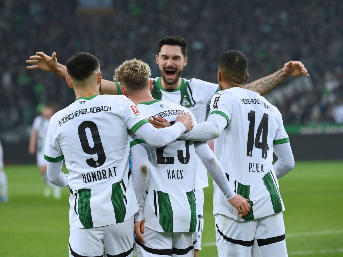 Die Profis von Borussia Mönchengladbach jubeln gemeinsam im Bundesliga-Spiel gegen Holstein Kiel über das 2:0 von Robin Hack.