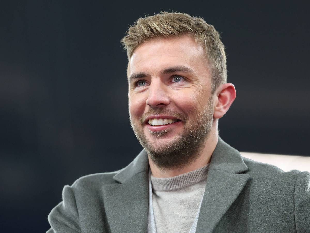 TV-Experte Christoph Kramer steht beim Champions-League-Spiel Schachtar Donezk gegen den FC Bayern München im Stadion und lächelt.