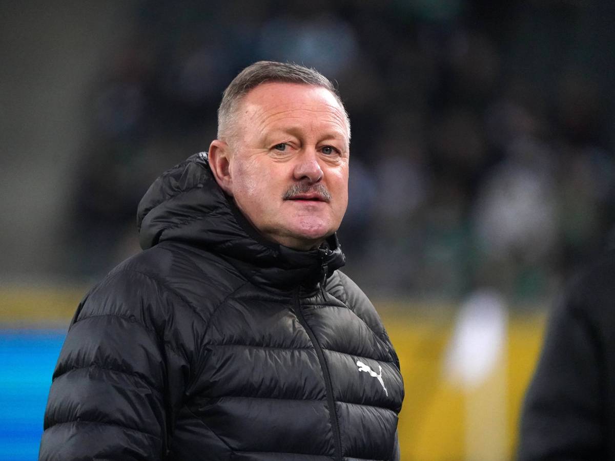 Roland Virkus vor einem Spiel in der Bundesliga.