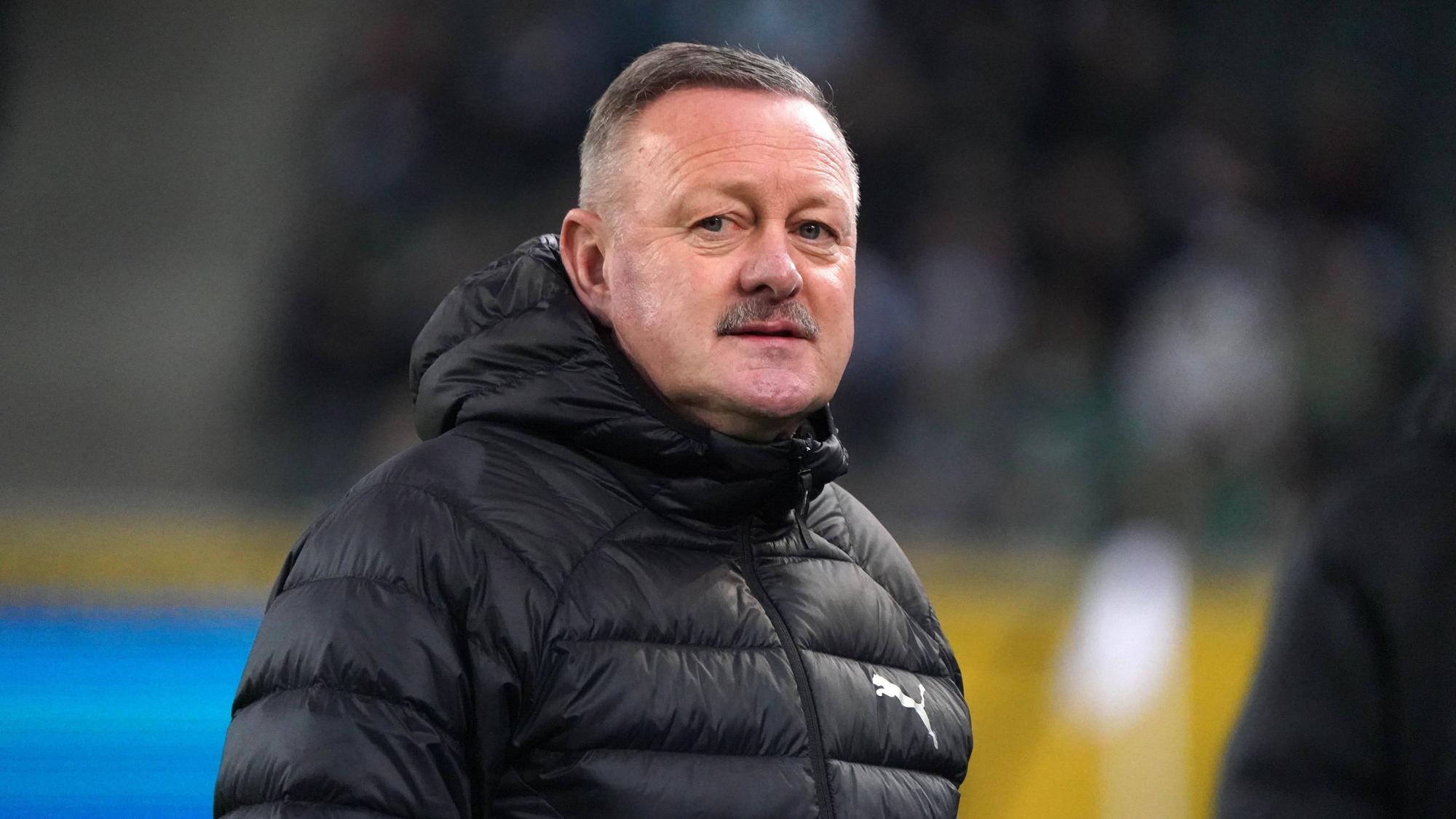Roland Virkus vor einem Spiel in der Bundesliga.