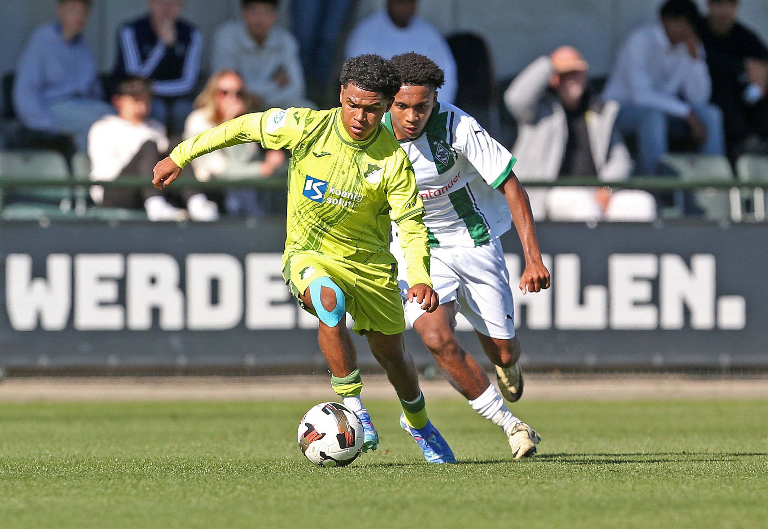 Mathieu Nguefack im Duell gegen Tiago Poller.