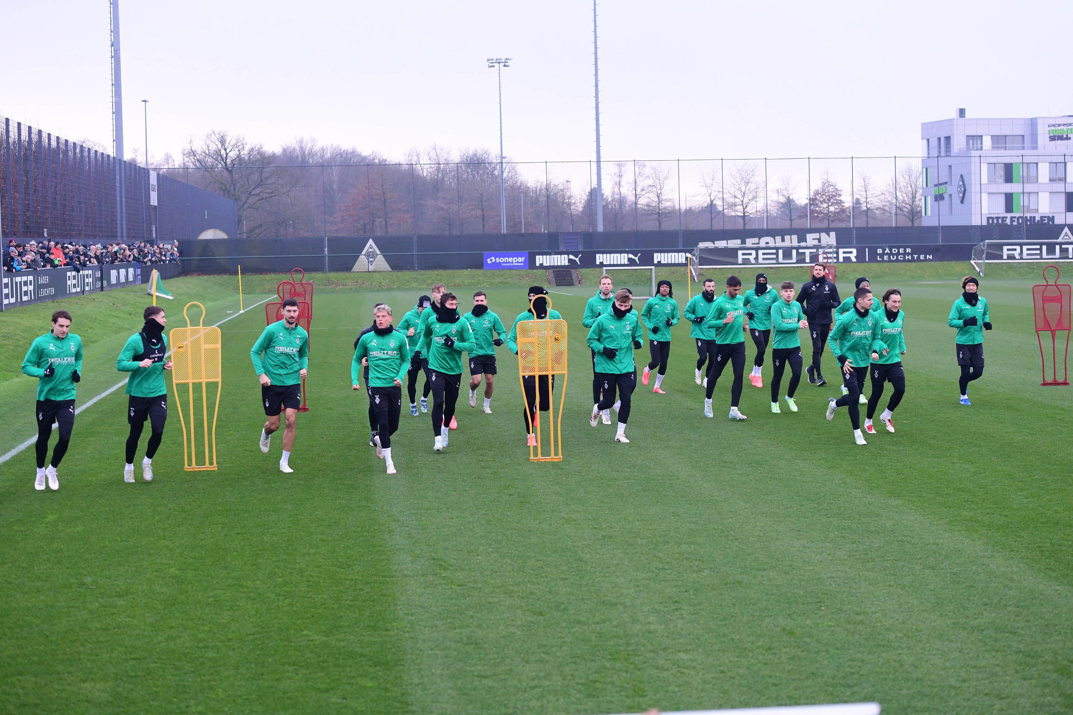 Die Gladbacher Mannschaft im gemeinsamen Training.