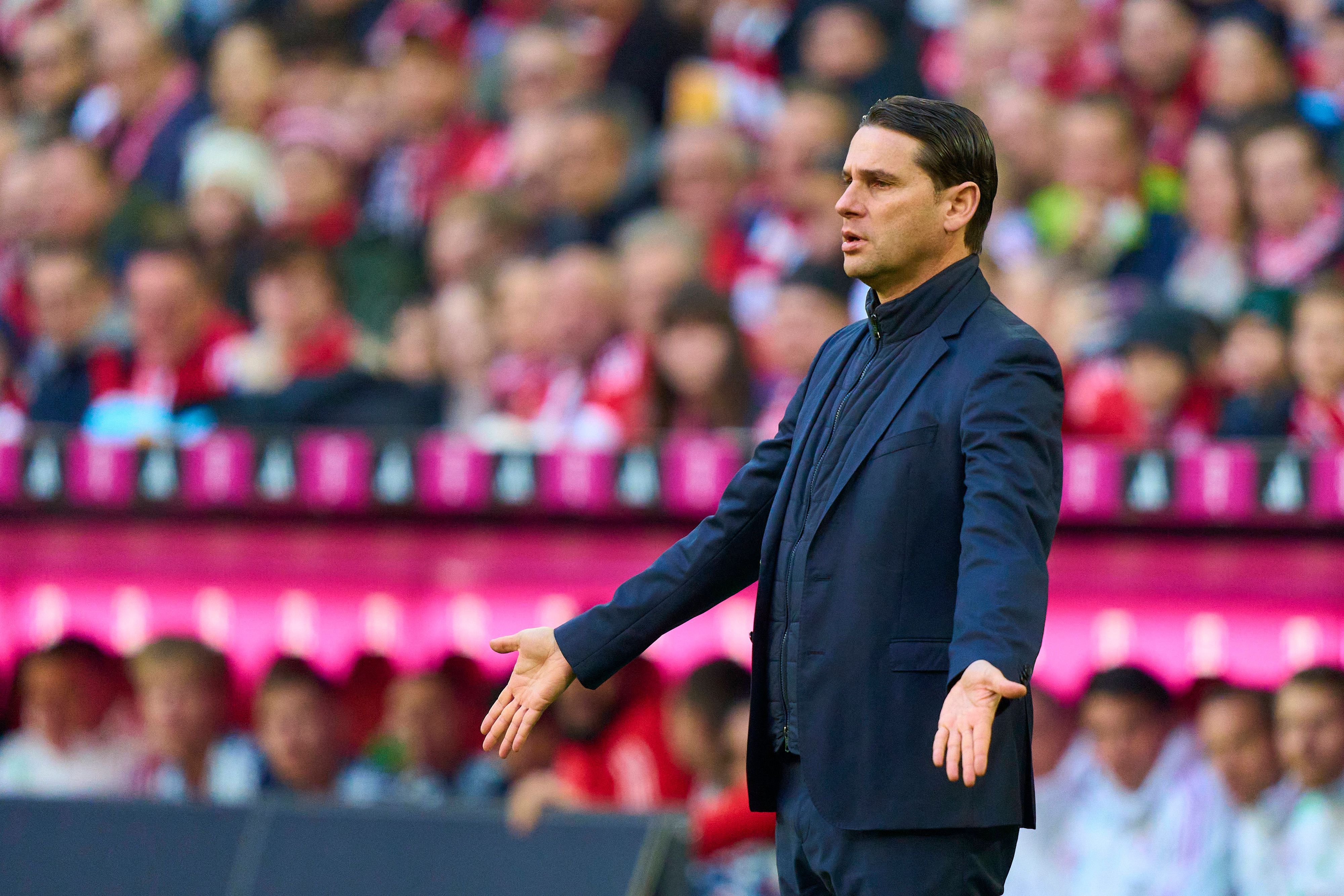 Gerardo Seoane streckt in der Allianz-Arena fragend seine Hände aus.