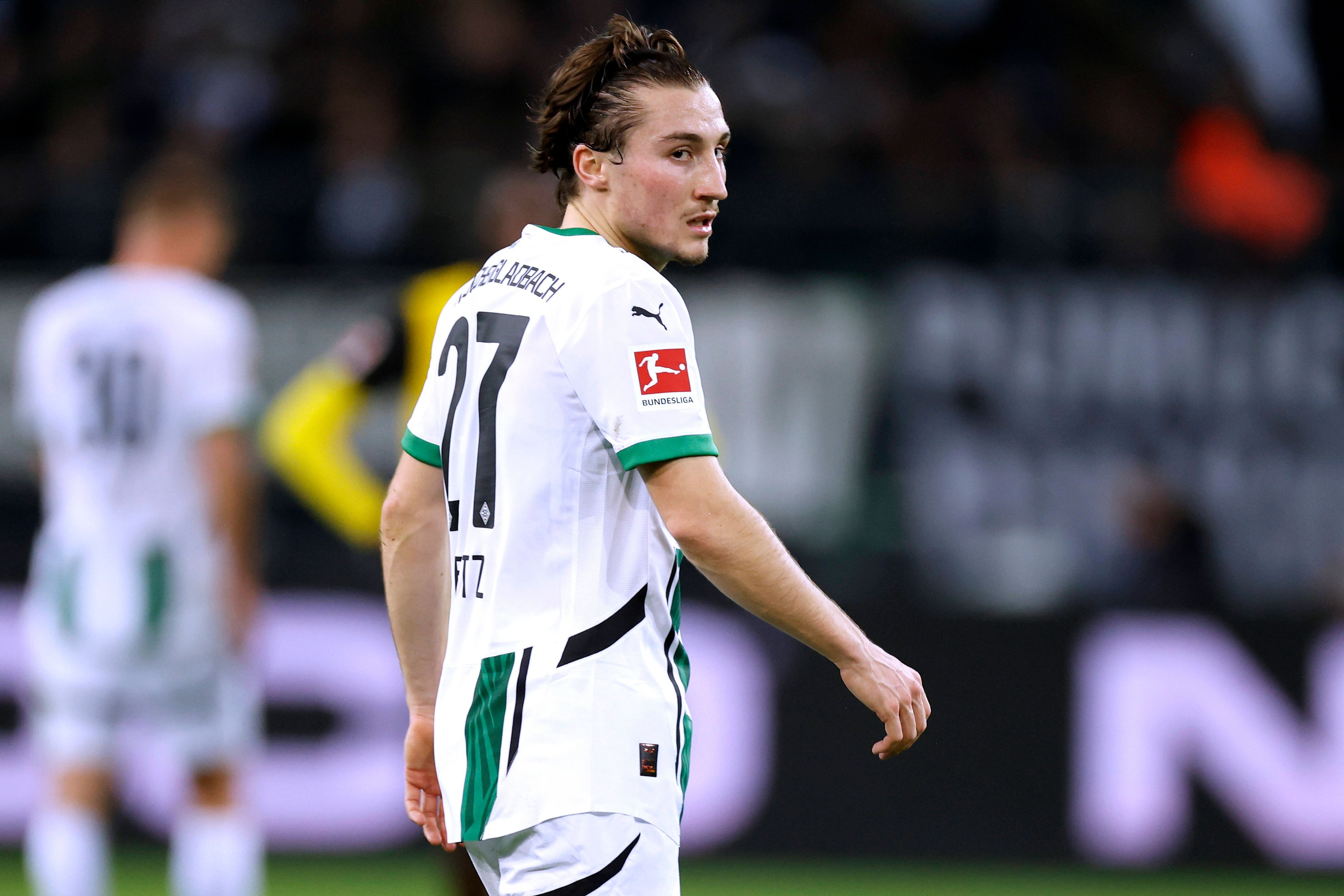 Rocco Reitz guckt über die Schulter im Gladbach-Trikot.