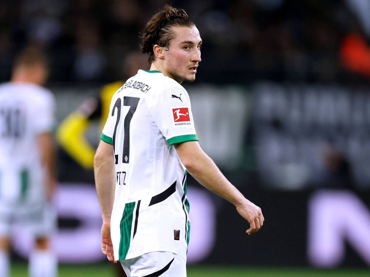 Rocco Reitz guckt über die Schulter im Gladbach-Trikot.