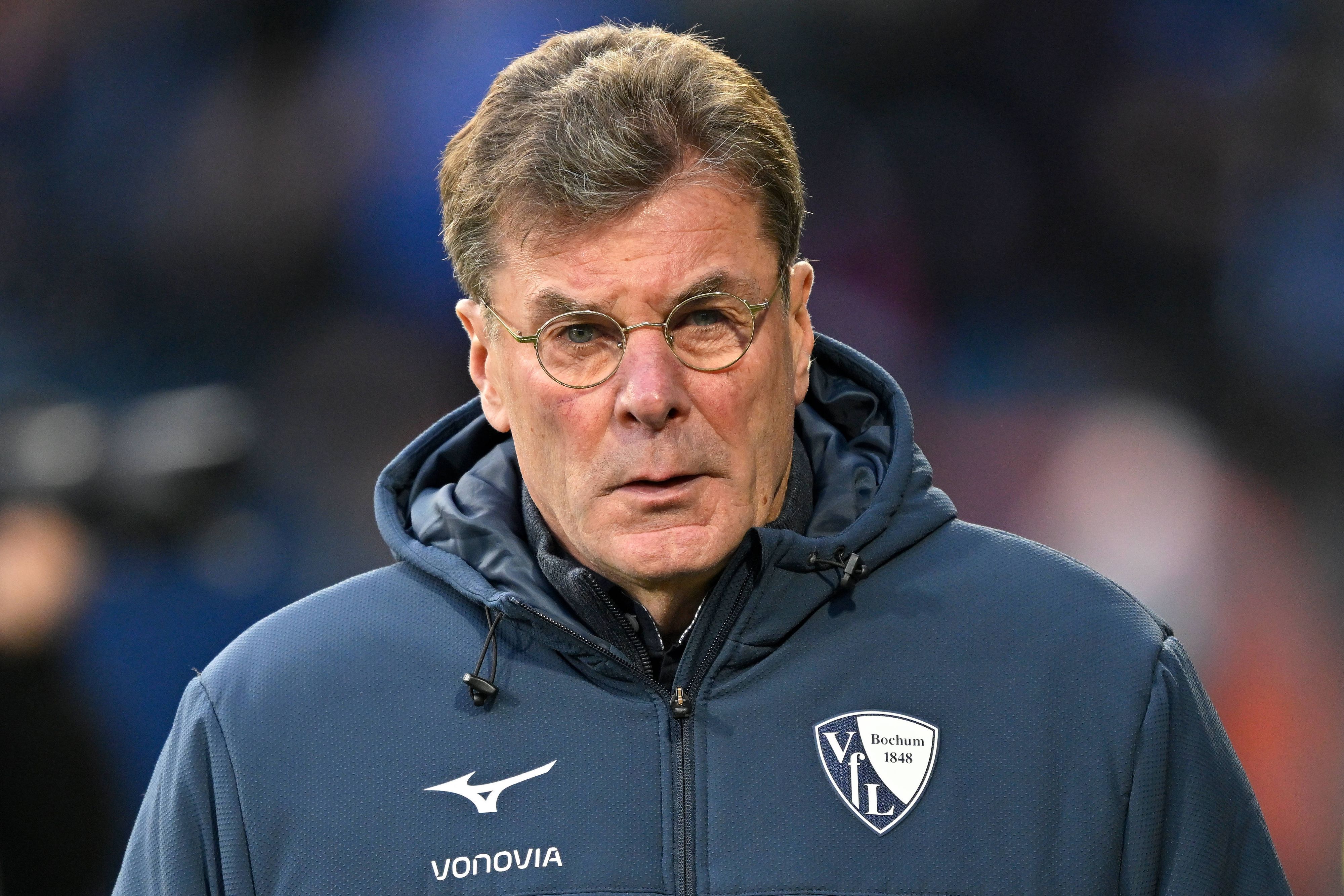 Bochums Trainer Dieter Hecking blickt vor dem Bundesliga-Spiel gegen den 1. FC Heidenheim ernst in die Kamera.