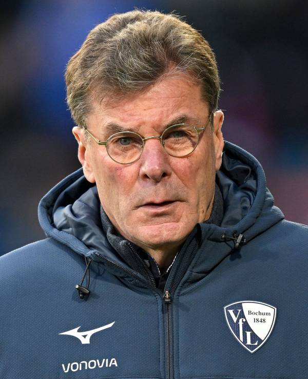 Bochums Trainer Dieter Hecking blickt vor dem Bundesliga-Spiel gegen den 1. FC Heidenheim ernst in die Kamera.
