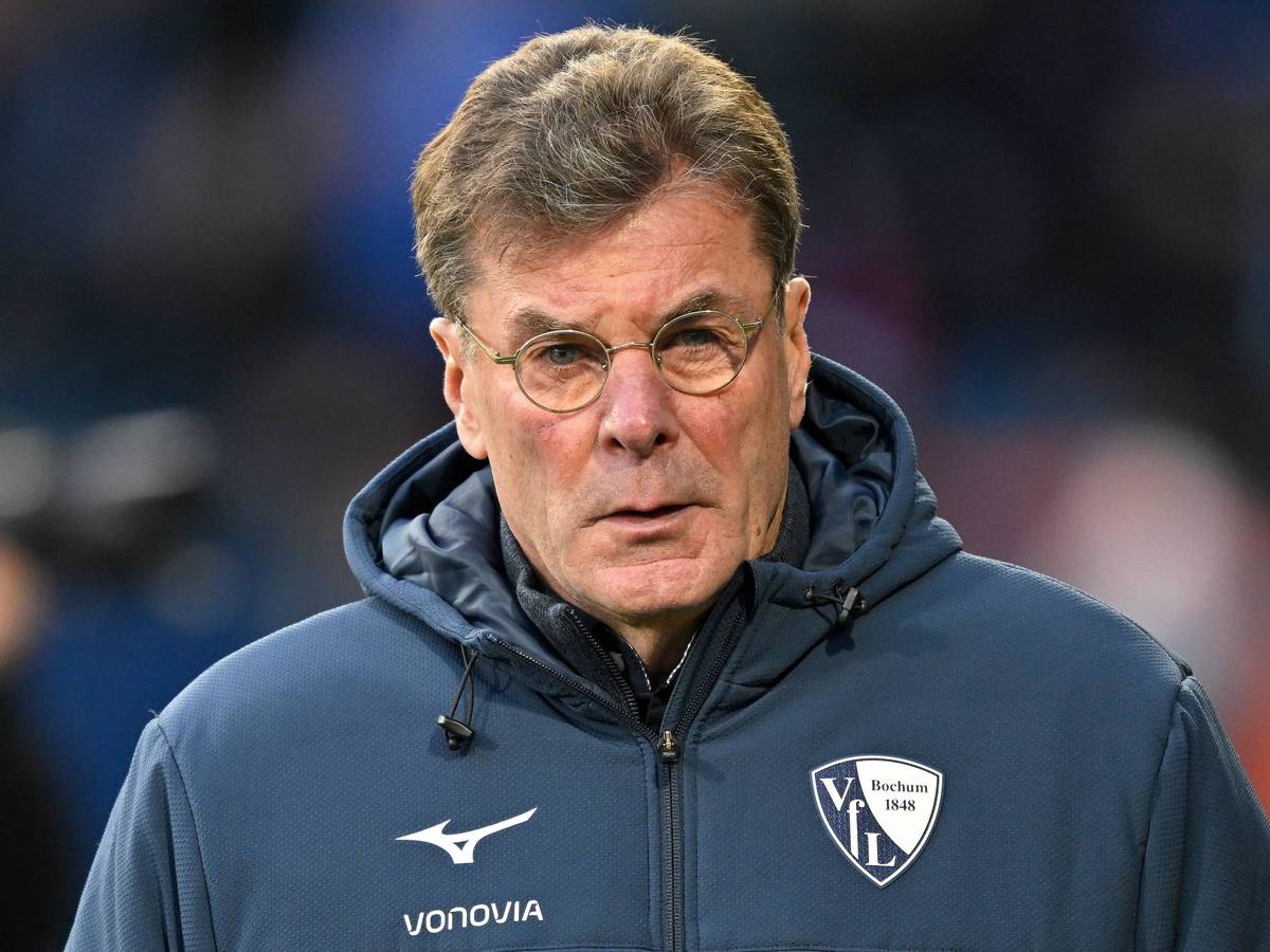 Bochums Trainer Dieter Hecking blickt vor dem Bundesliga-Spiel gegen den 1. FC Heidenheim ernst in die Kamera.