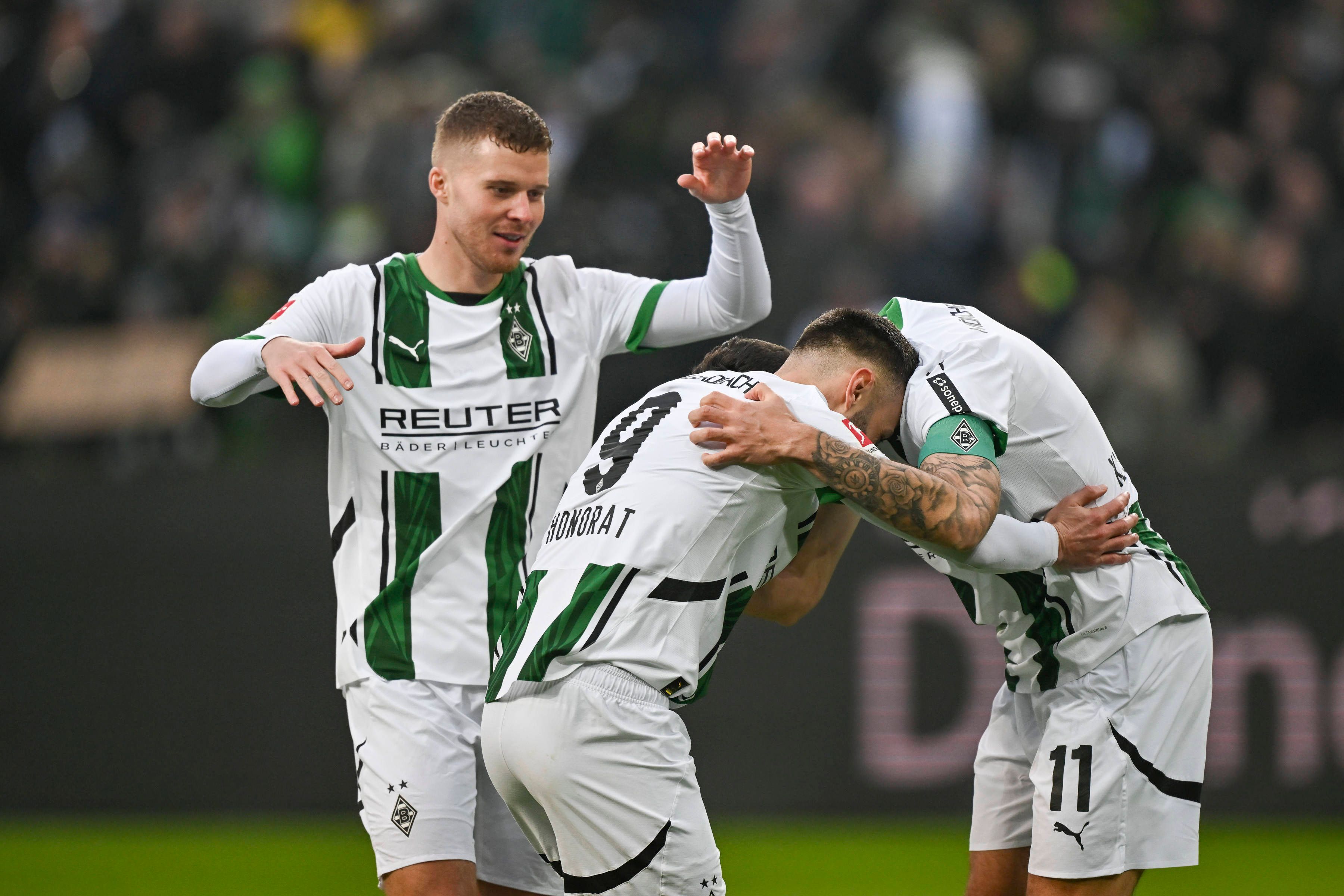 Borussia Mönchengladbachs Nico Elvedi jubelt im Bundesliga-Spiel gegen Holstein Kiel mit seinen Teamkollegen über ein Tor.