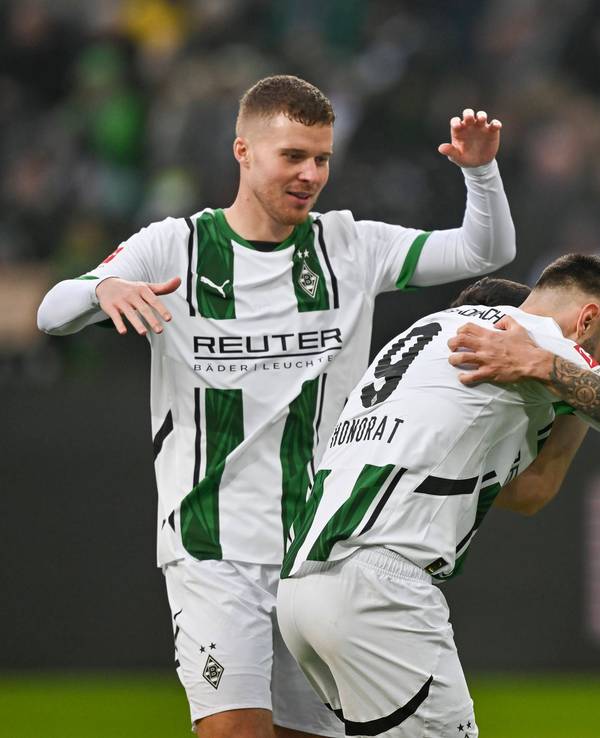 Borussia Mönchengladbachs Nico Elvedi jubelt im Bundesliga-Spiel gegen Holstein Kiel mit seinen Teamkollegen über ein Tor.