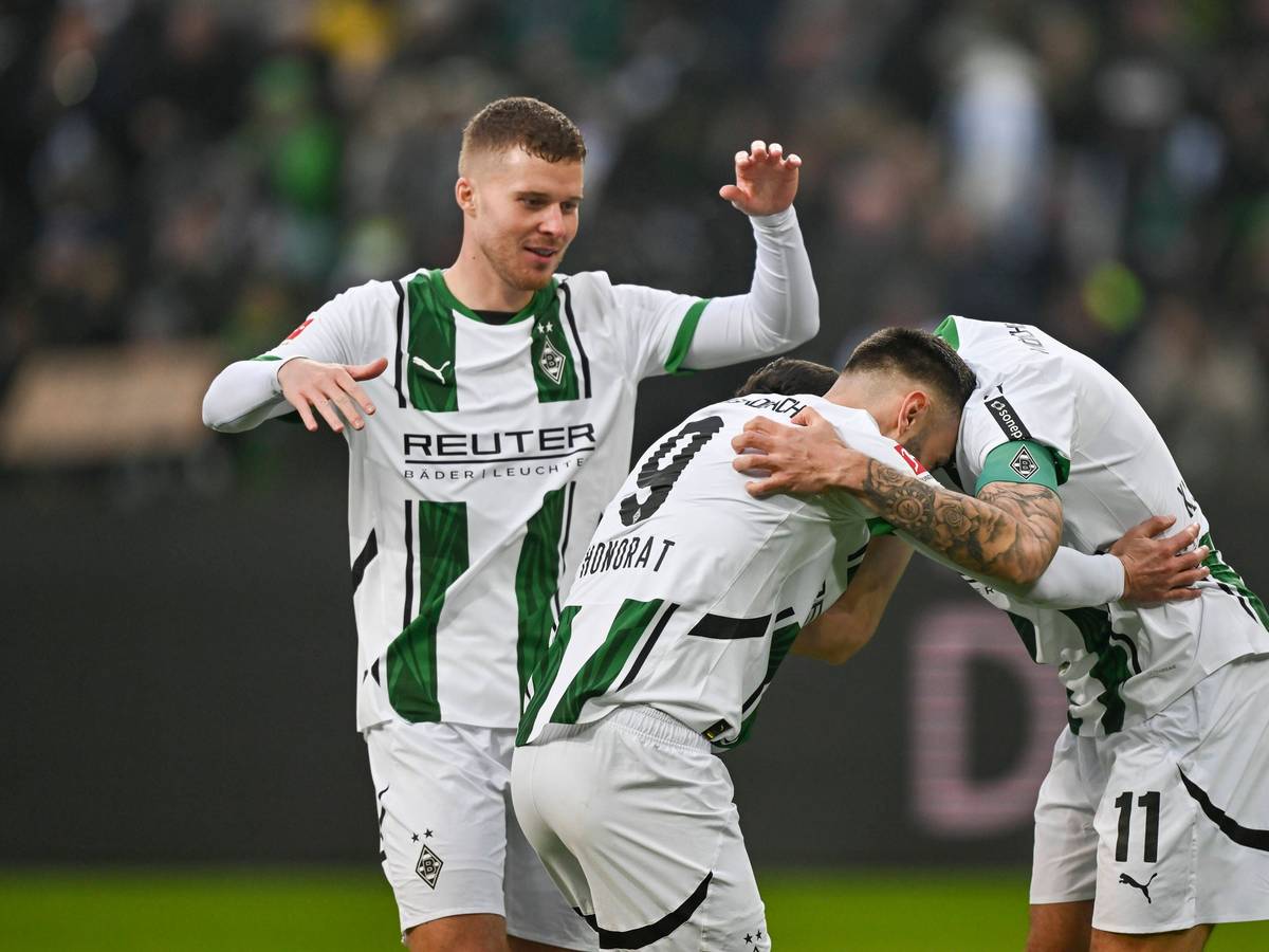 Borussia Mönchengladbachs Nico Elvedi jubelt im Bundesliga-Spiel gegen Holstein Kiel mit seinen Teamkollegen über ein Tor.