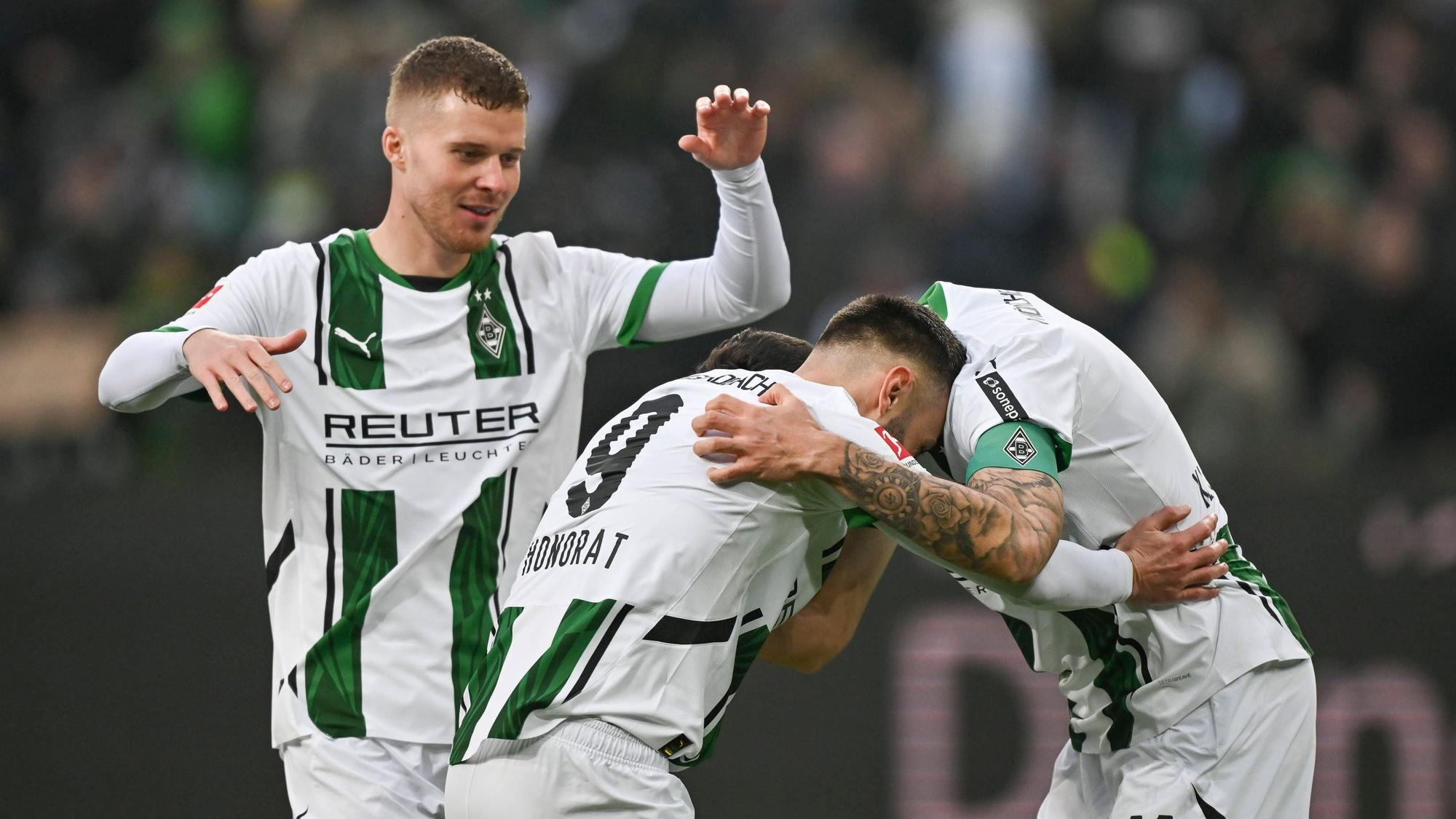 Borussia Mönchengladbachs Nico Elvedi jubelt im Bundesliga-Spiel gegen Holstein Kiel mit seinen Teamkollegen über ein Tor.