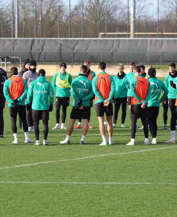 Borussia Mönchengladbachs Trainer Gerardo Seoane spricht beim Training zu seiner Mannschaft, die sich im Kreis aufgestellt hat.