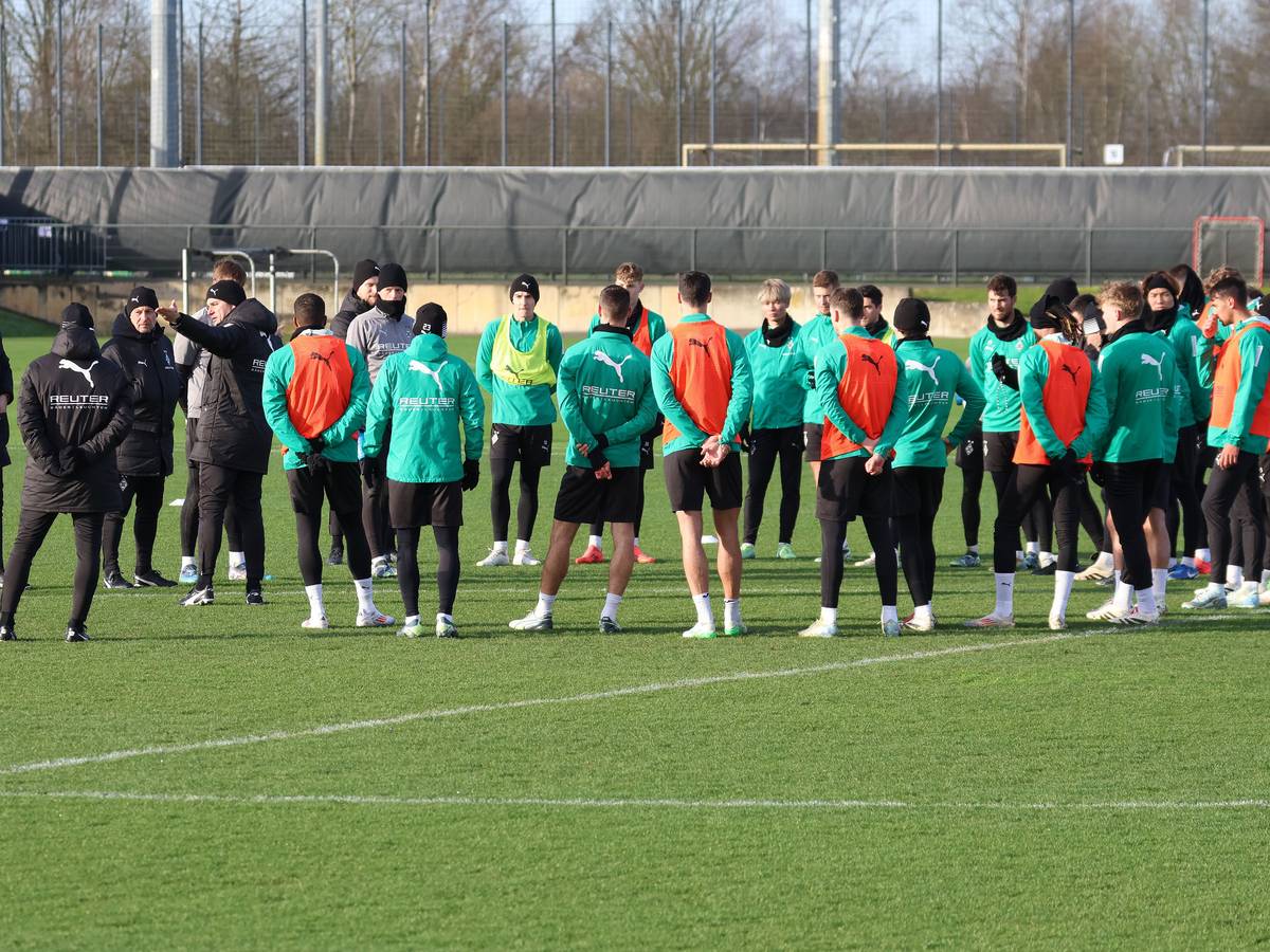 Borussia Mönchengladbachs Trainer Gerardo Seoane spricht beim Training zu seiner Mannschaft, die sich im Kreis aufgestellt hat.