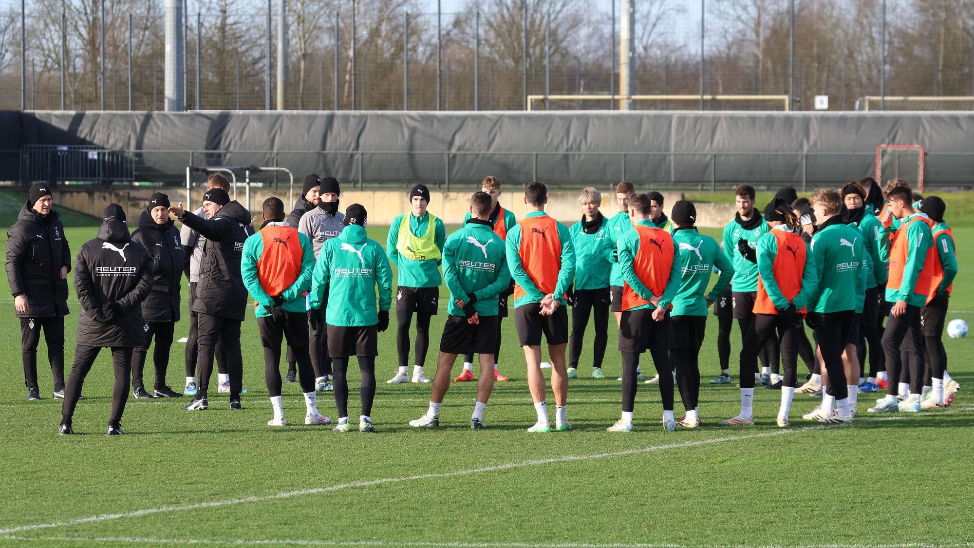 Borussia Mönchengladbachs Trainer Gerardo Seoane spricht beim Training zu seiner Mannschaft, die sich im Kreis aufgestellt hat.