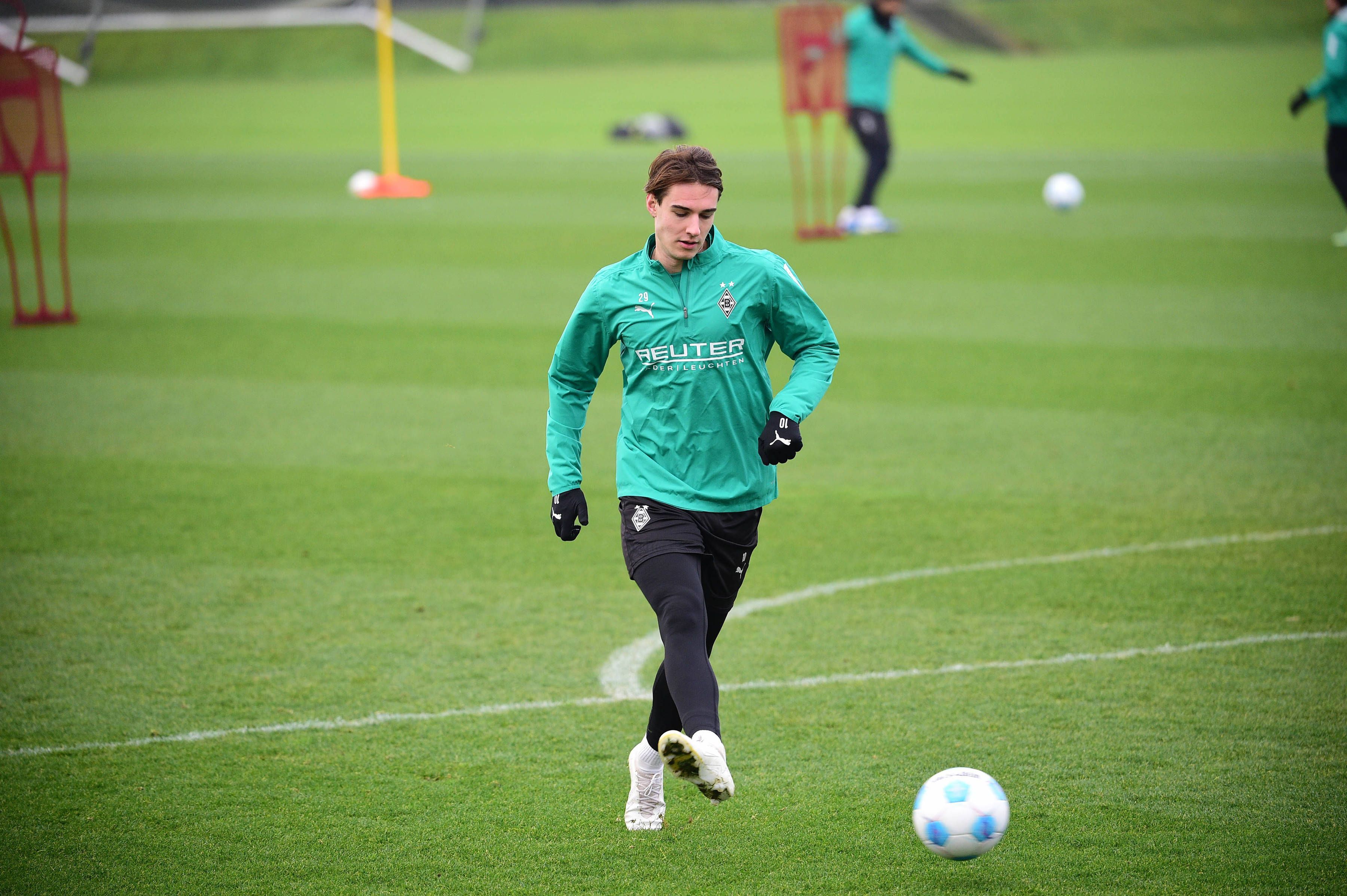 Borussia Mönchengladbachs Florian Neuhaus passt den Ball im Training zu einem Mitspieler.