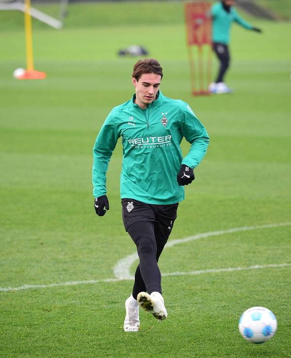 Borussia Mönchengladbachs Florian Neuhaus passt den Ball im Training zu einem Mitspieler.