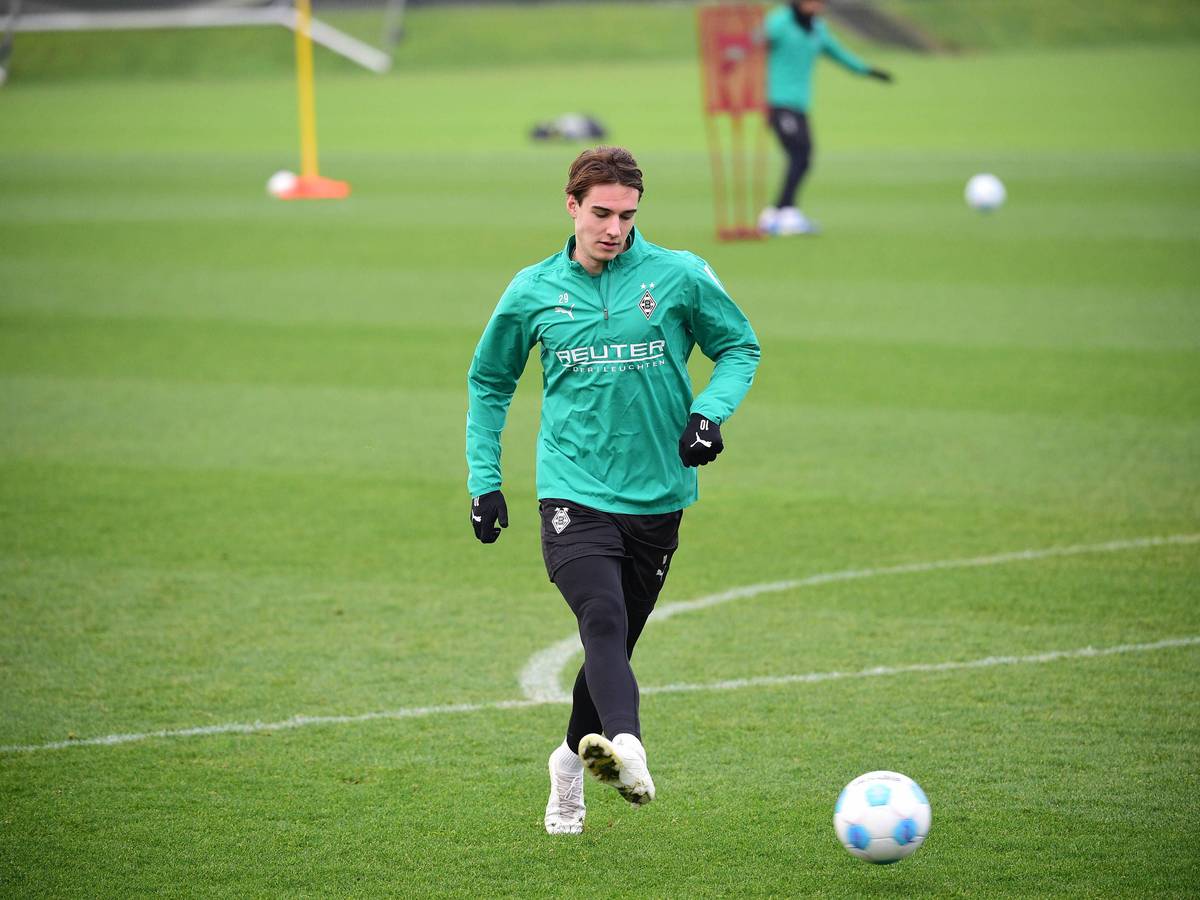 Borussia Mönchengladbachs Florian Neuhaus passt den Ball im Training zu einem Mitspieler.