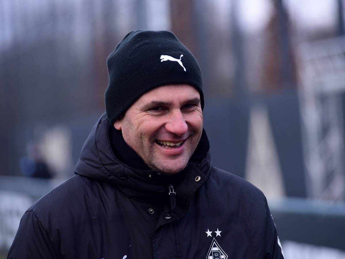 Borussia Mönchengladbachs Trainer Gerardo Seoane läuft lachend auf den Trainingsplatz.