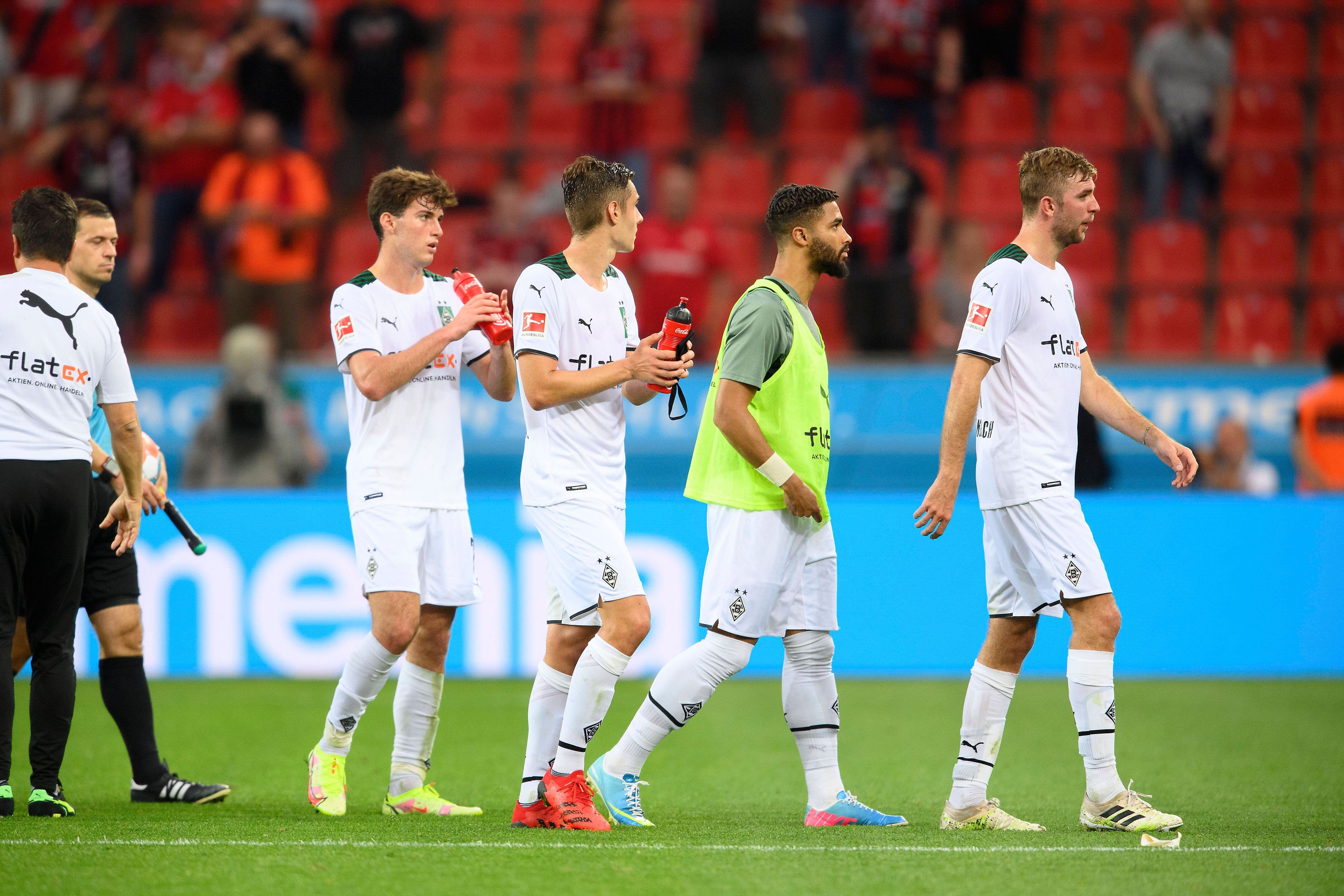 Spieler von Borussia Mönchengladbach bedanken sich bei den Fans.