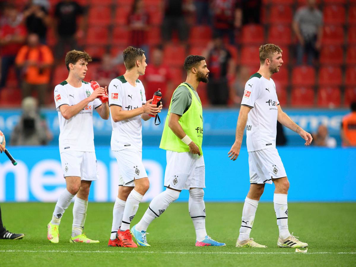 Spieler von Borussia Mönchengladbach bedanken sich bei den Fans.