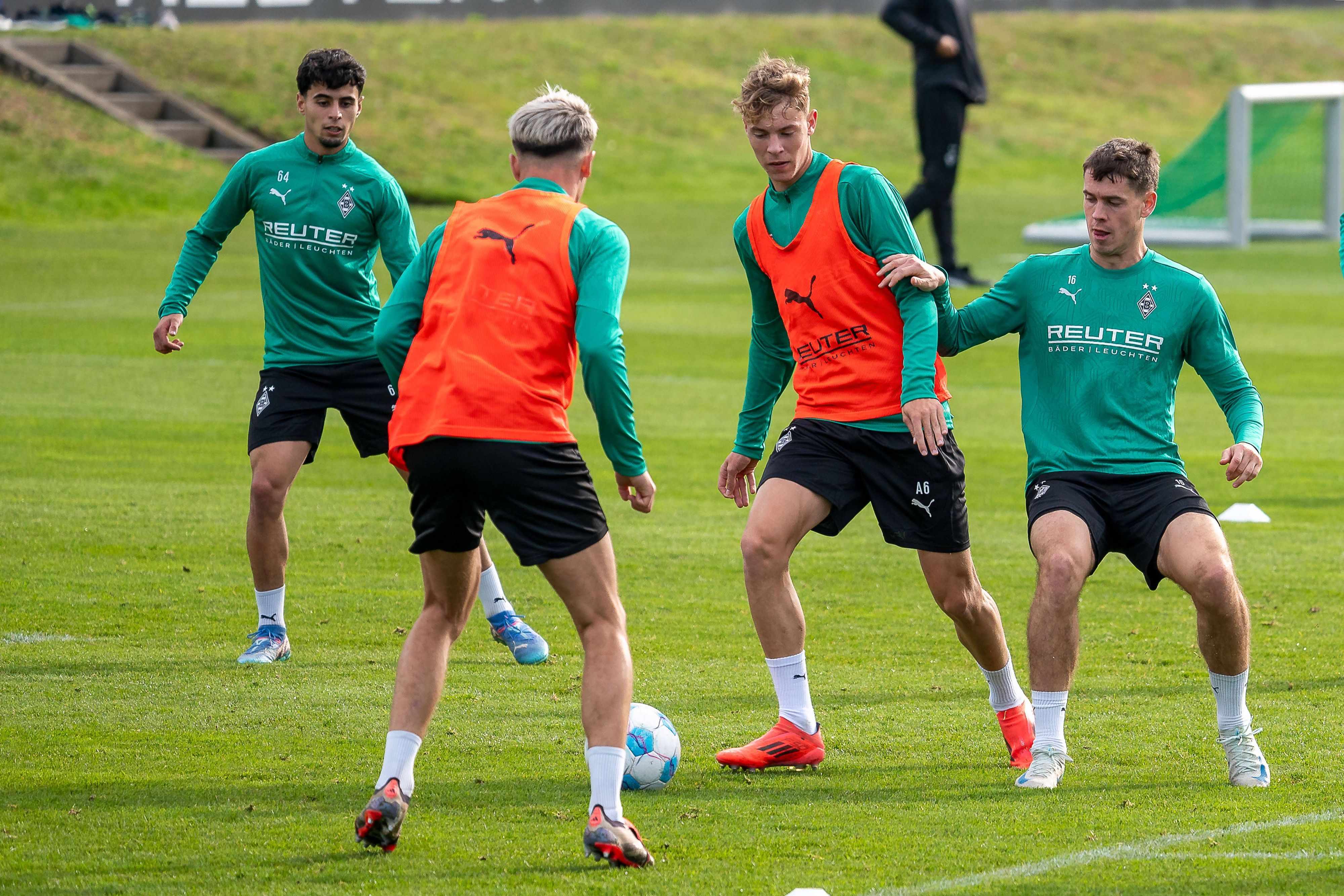 Niklas Swider behauptet im Training den Ball.