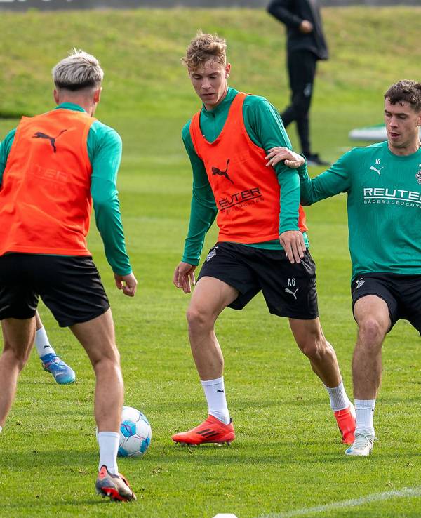 Niklas Swider behauptet im Training den Ball.