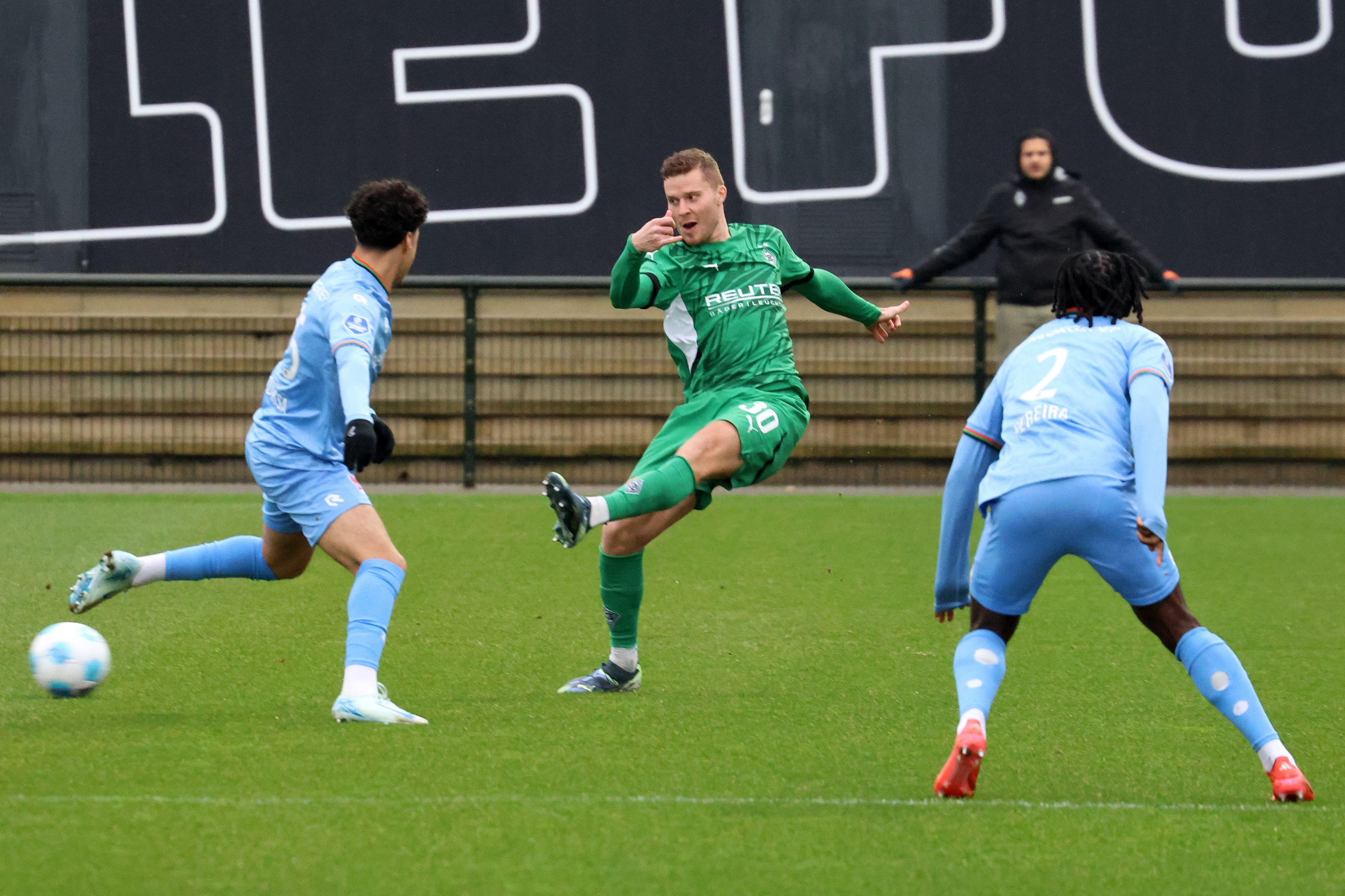 Borussia Mönchengladbachs Nico Elvedi passt im Testspiel gegen NEC Nijmegen den Ball zu einem Mitspieler.