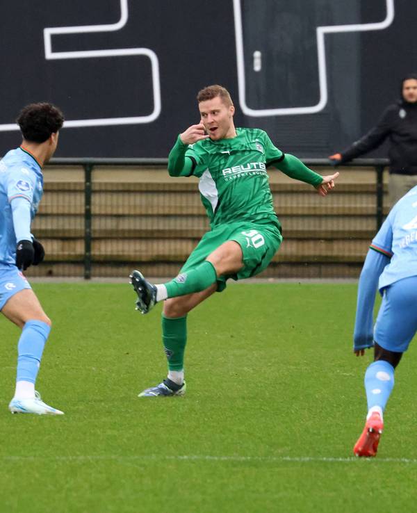 Borussia Mönchengladbachs Nico Elvedi passt im Testspiel gegen NEC Nijmegen den Ball zu einem Mitspieler.