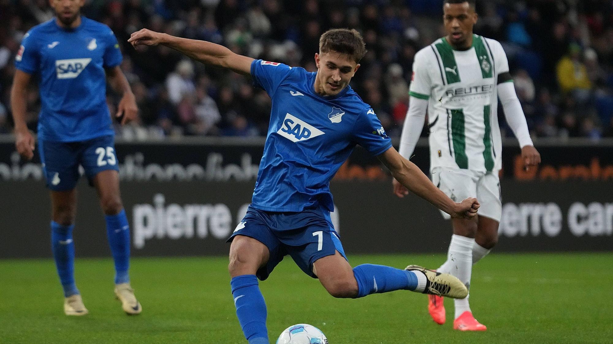 Tom Bischof beim Schussversuch, im Hintergrund steht Alassane Plea.