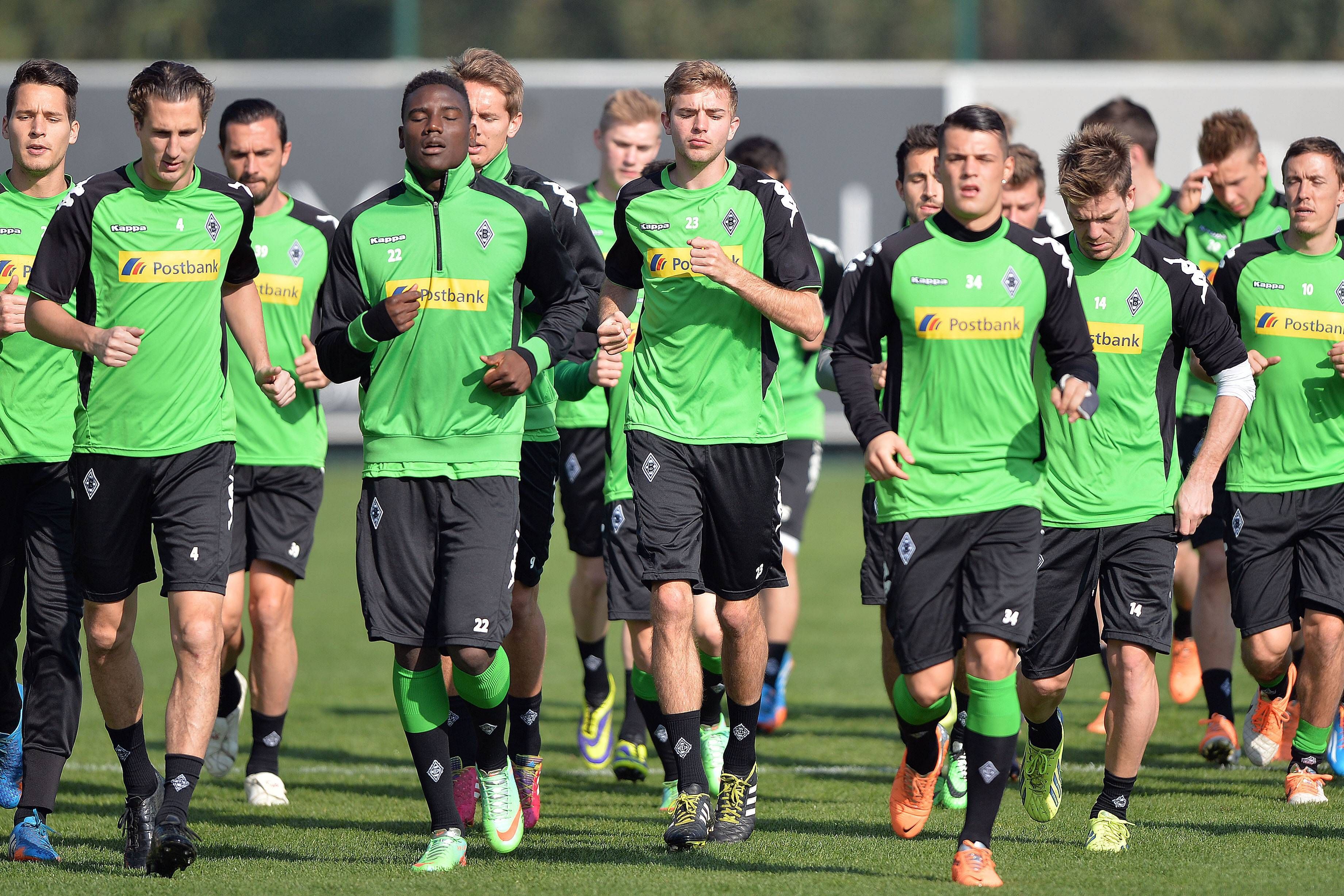 Peniel Mlapa, Christoph Kramer und Granit Xhaka beim Warmmachen im Gladbach-Training.