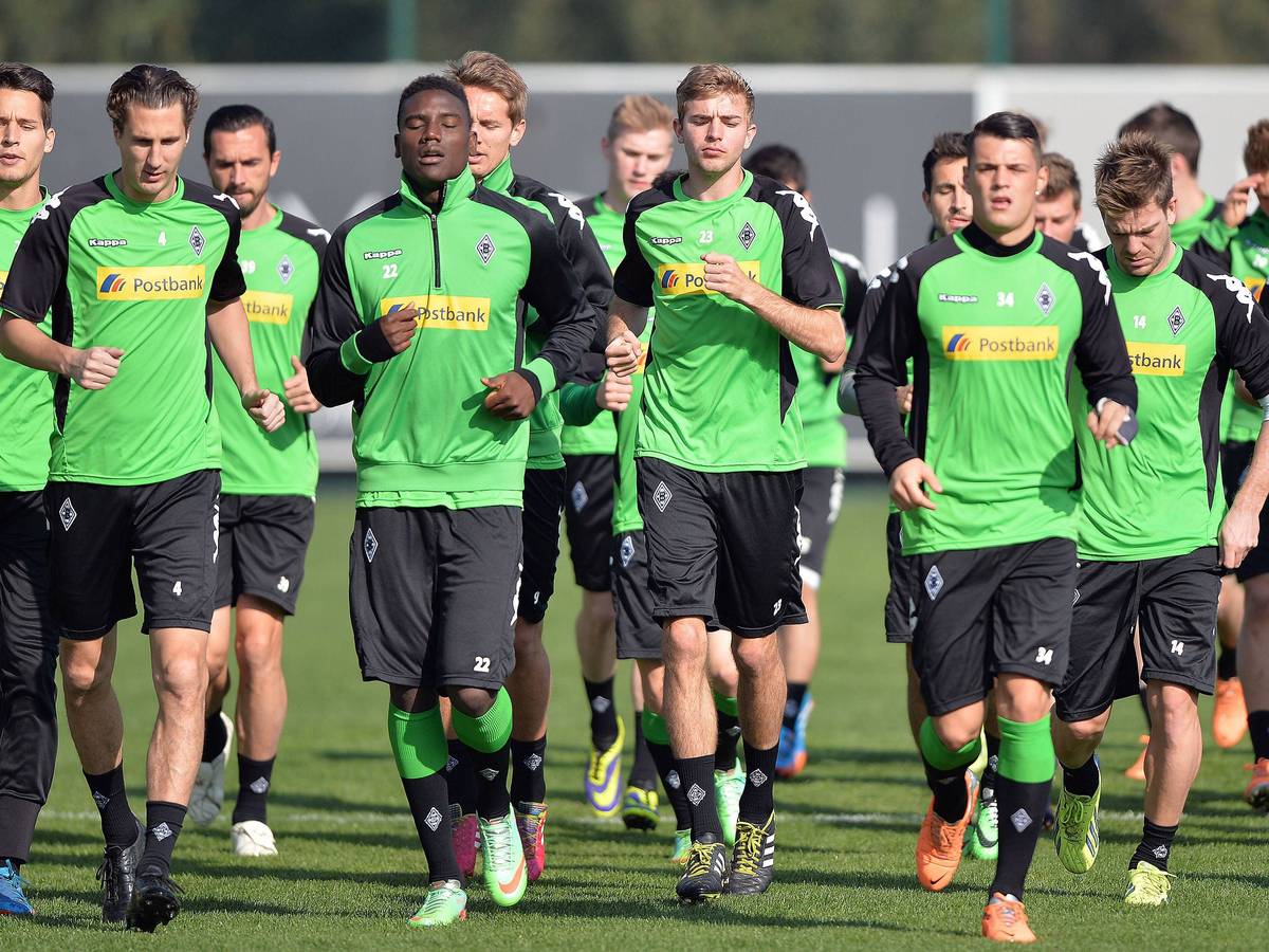 Peniel Mlapa, Christoph Kramer und Granit Xhaka beim Warmmachen im Gladbach-Training.