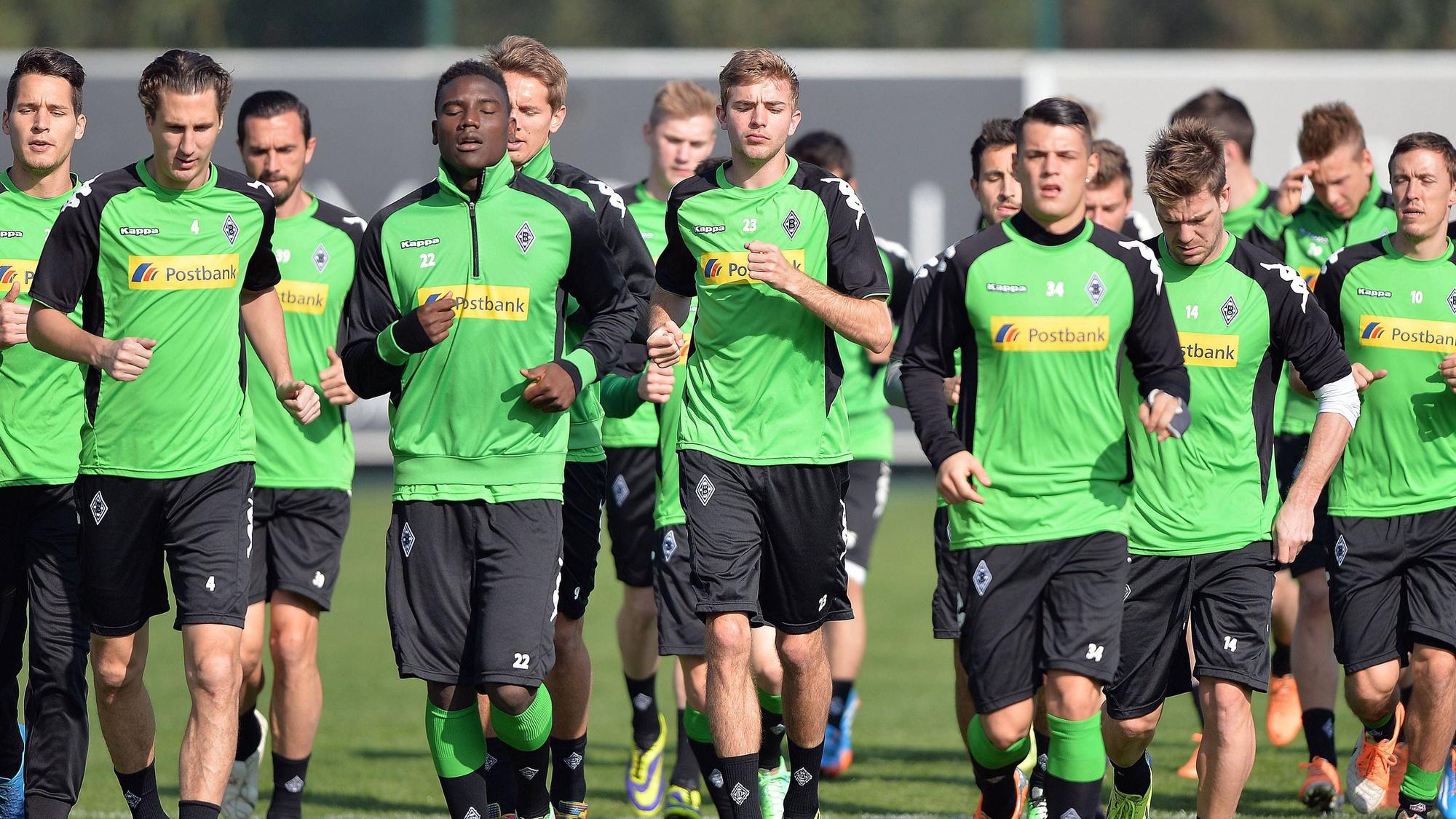 Peniel Mlapa, Christoph Kramer und Granit Xhaka beim Warmmachen im Gladbach-Training.