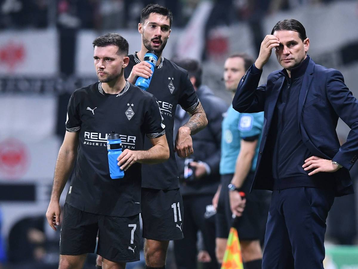 Gerardo Seoane überlegt sich an der Seitenlinie etwas.