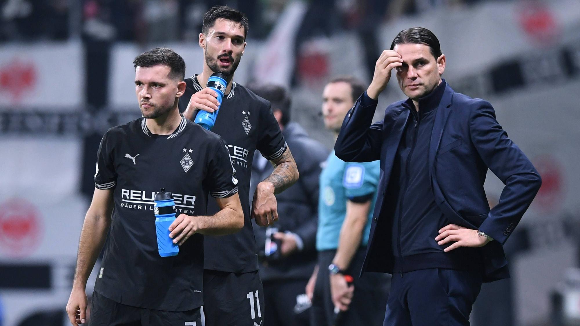 Gerardo Seoane überlegt sich an der Seitenlinie etwas.