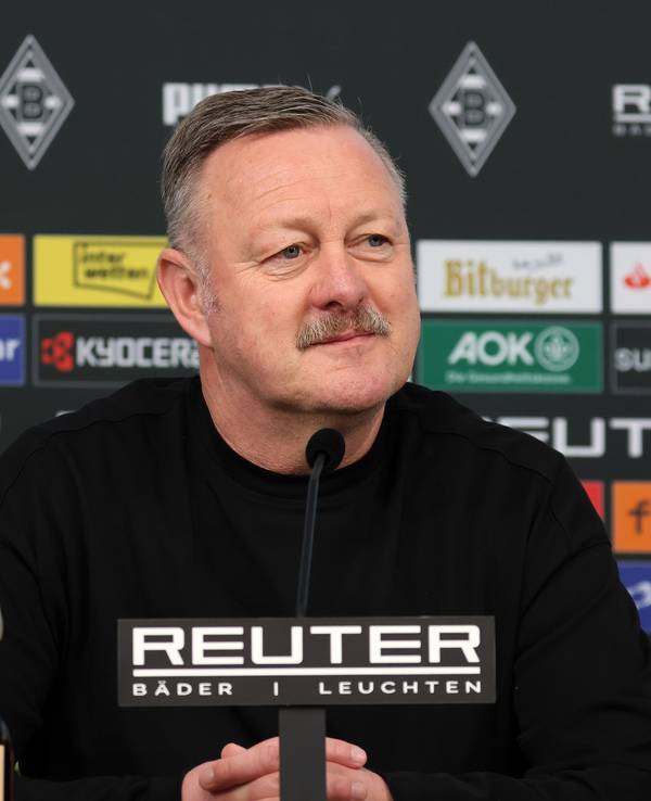 Borussia Mönchengladbachs Sport-Geschäftsführer Roland Virkus sitzt bei einer Pressekonferenz auf dem Podium.