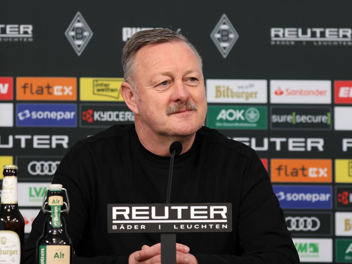 Borussia Mönchengladbachs Sport-Geschäftsführer Roland Virkus sitzt bei einer Pressekonferenz auf dem Podium.