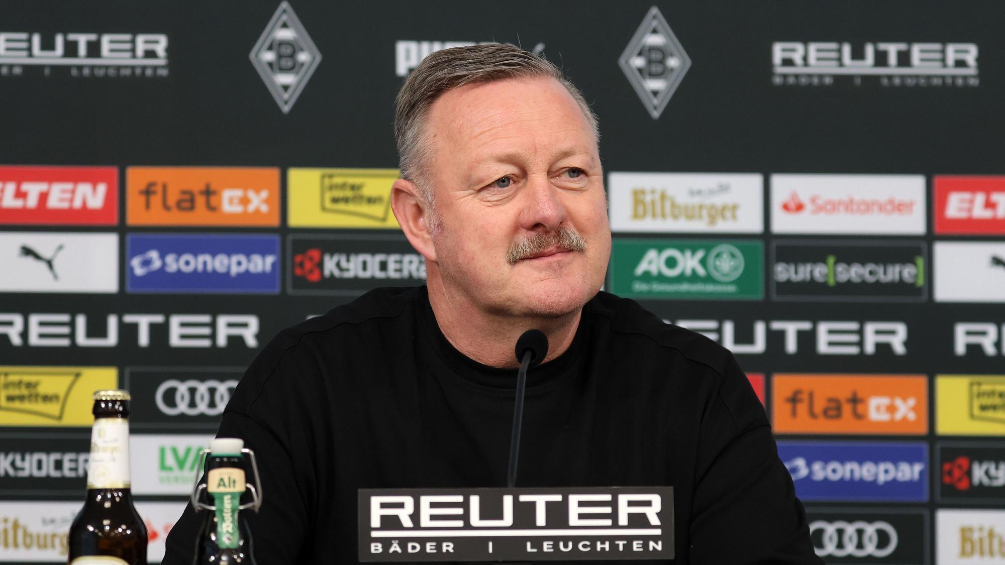 Borussia Mönchengladbachs Sport-Geschäftsführer Roland Virkus sitzt bei einer Pressekonferenz auf dem Podium.