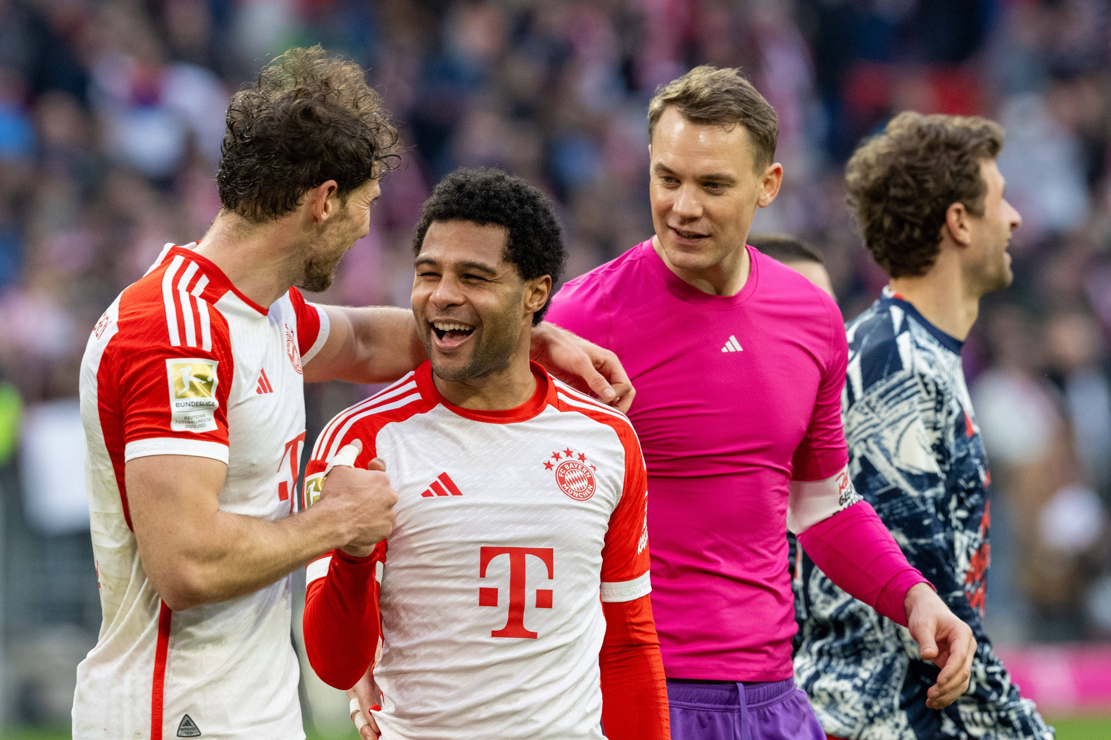 Die Bayern-Profis Leon Goretzka, Serge Gnabry und Manuel Neuer jubeln gemeinsam nach dem Sieg gegen Mainz.