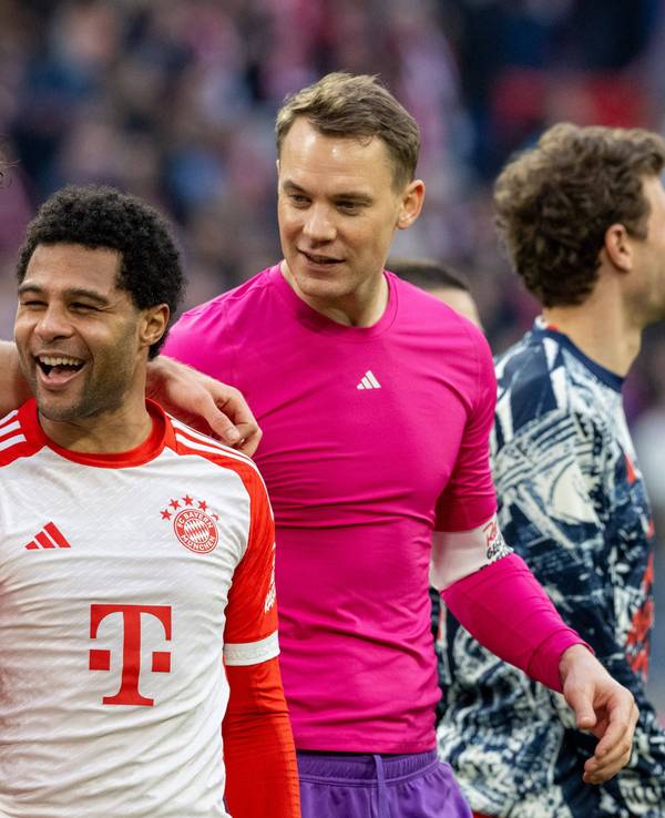 Die Bayern-Profis Leon Goretzka, Serge Gnabry und Manuel Neuer jubeln gemeinsam nach dem Sieg gegen Mainz.