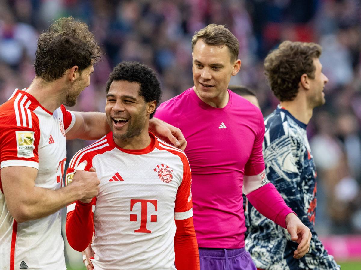 Die Bayern-Profis Leon Goretzka, Serge Gnabry und Manuel Neuer jubeln gemeinsam nach dem Sieg gegen Mainz.