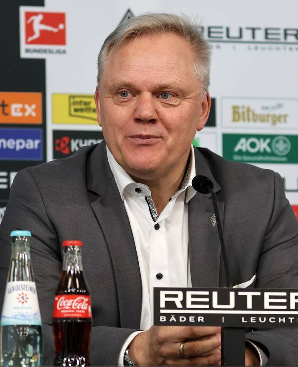 Borussia Mönchengladbachs neuer CEO Stefan Stegemann sitzt bei seiner Vorstellung auf dem Podium und lauscht einer Frage.