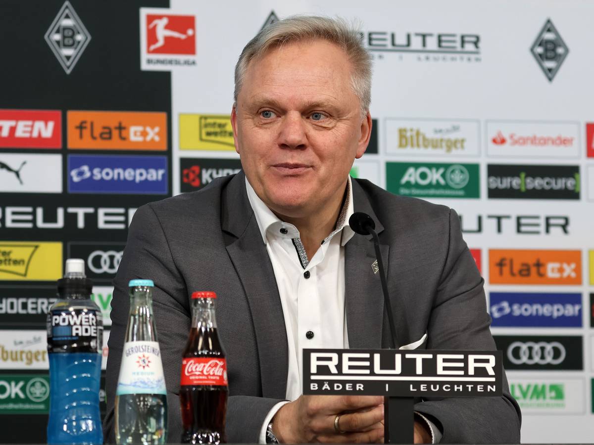 Borussia Mönchengladbachs neuer CEO Stefan Stegemann sitzt bei seiner Vorstellung auf dem Podium und lauscht einer Frage.